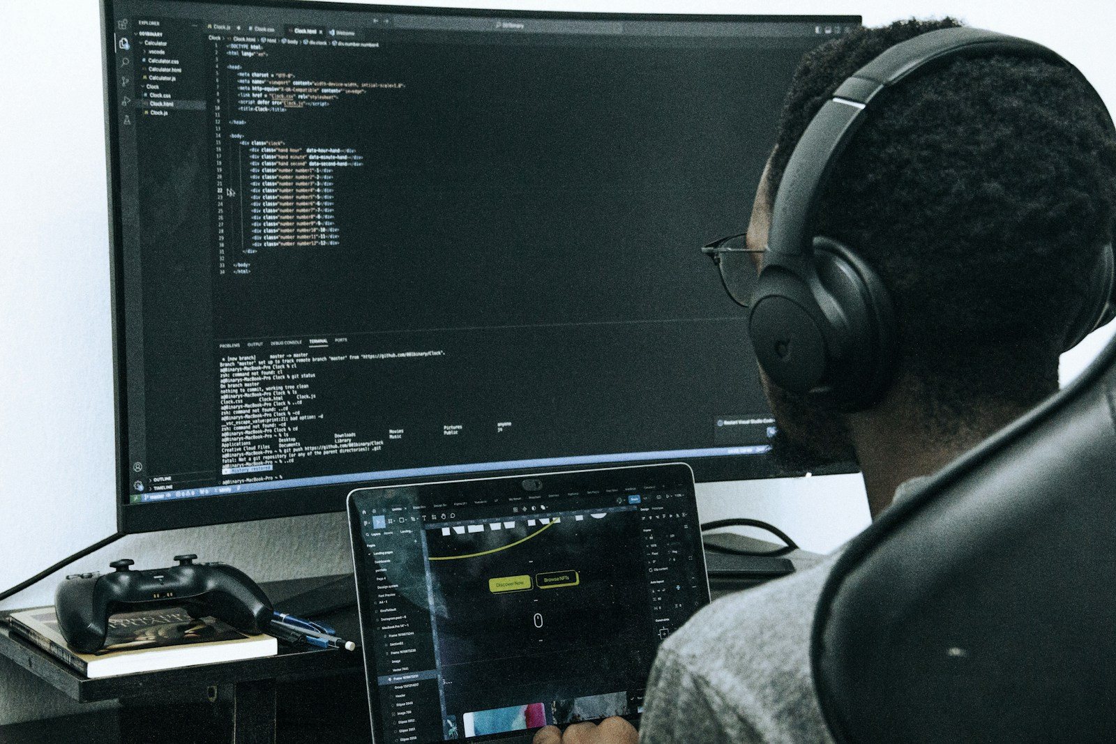 Analyste casque sur les oreilles devant des écrans de code